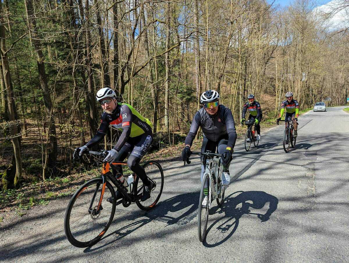 Komorniki MTB Team na szosowym treningu na przełęczy Okraj